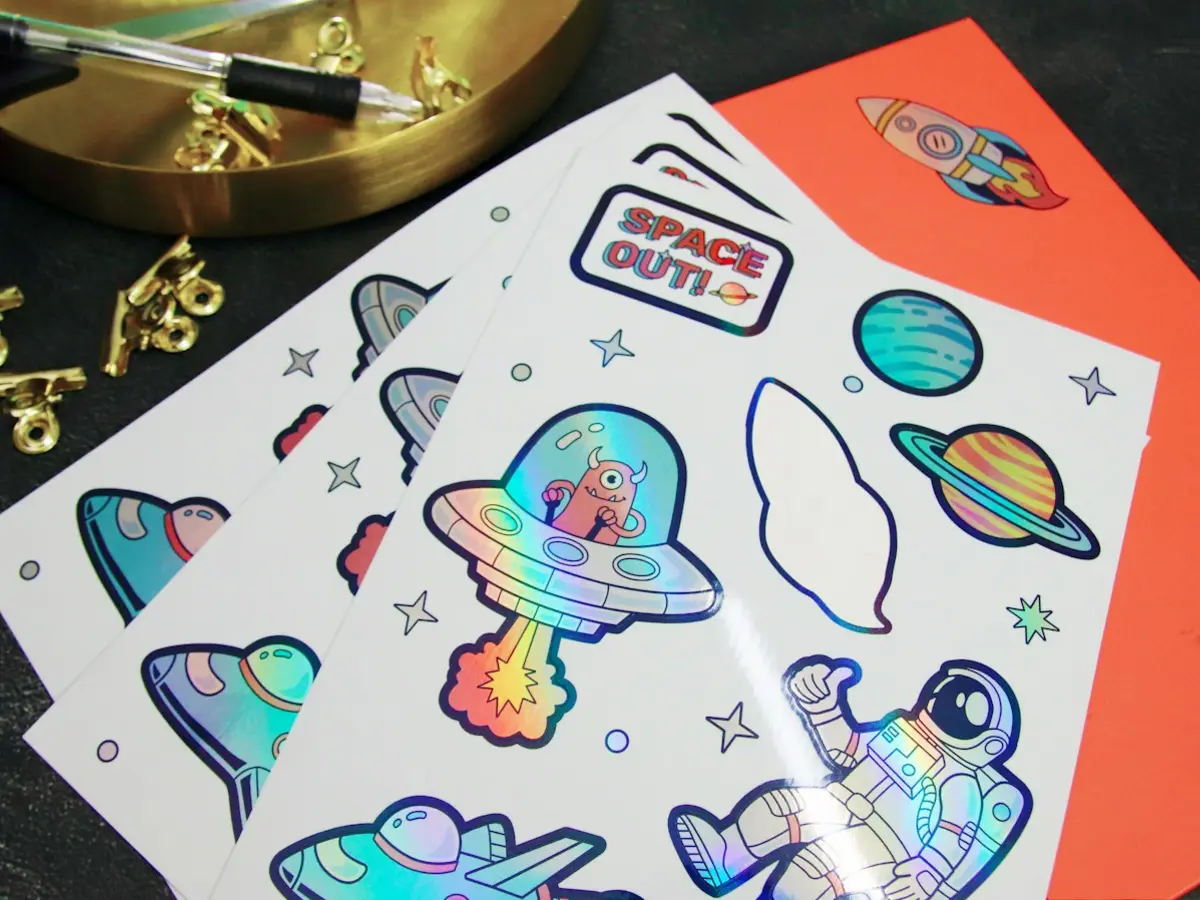 Cartela de adesivos personalizados com temas espaciais e acabamento holográfico