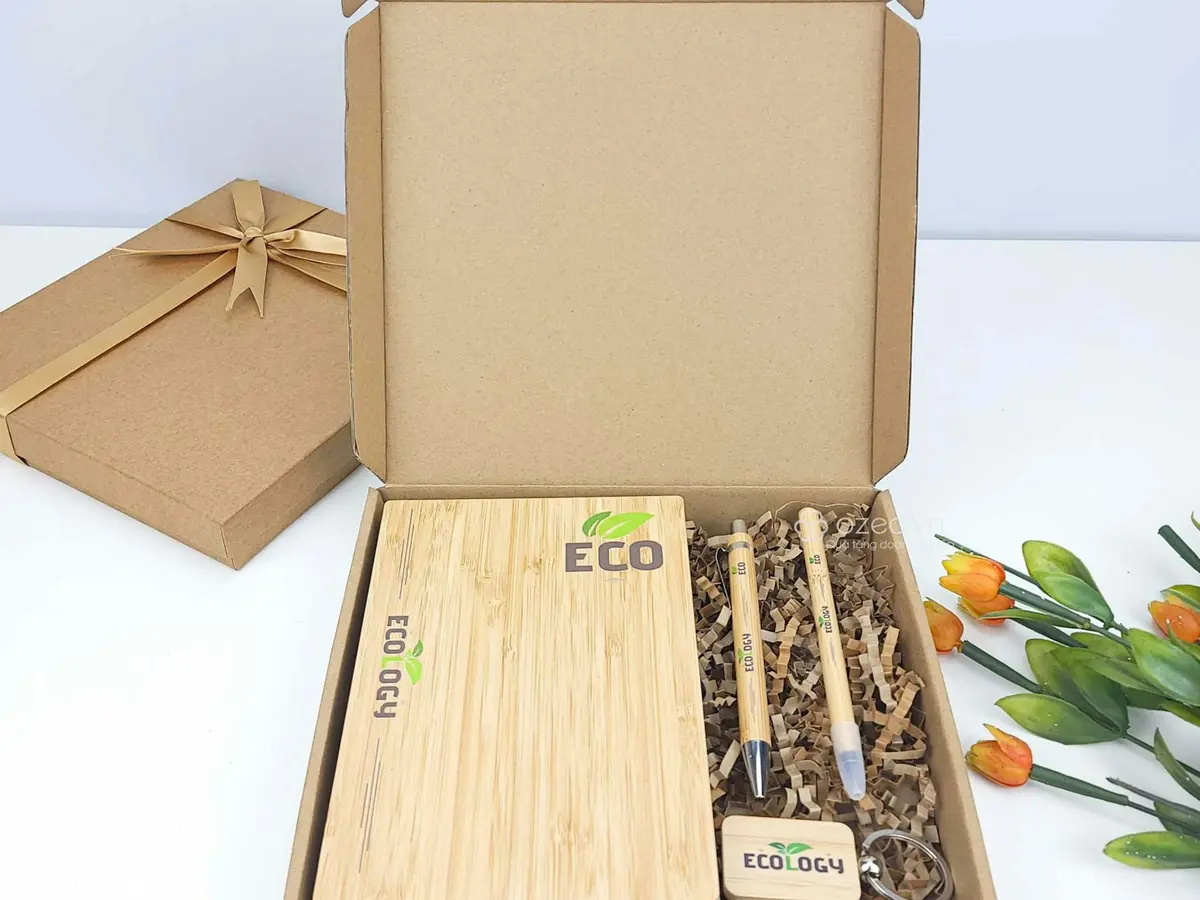 Kit de brindes em caixa kraft com caderno e canetas de bambu