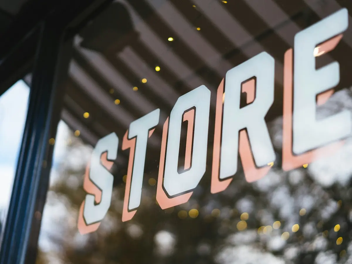 Palavra STORE aplicada em vidro de vitrine
